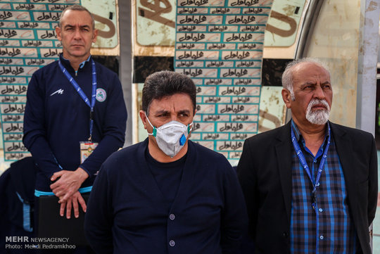 حضور امیر قلعه نویی با ماسک در هوای آلوده اهواز در جریان بازی استقلال خوزستان و ذوب آهن اصفهان
