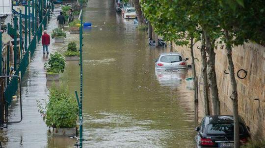 بالا آمدن آب رودخانه ها در فرانسه به ویژه رود سن در بخش پاریس منجر به اعلام وضعیت قرمز در استانهای این کشور شده است.
