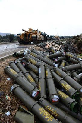  محفظه حمل و ذخیره سازی مهمات توپهای ۱۵۵ کُره ای شلیک شده ارتش ترکیه به مواضع نیروهای کُرد سوریه در منطقه مرزی ترکیه و سوریه.
