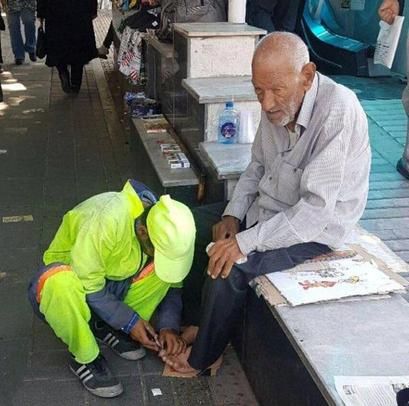  مهربانی همین نزدیکی است
پاکبانی که ناخن های پیرمرد دستفروش را می گیرد