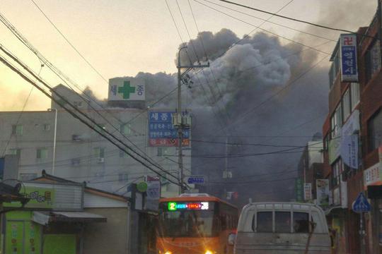 شمار تلفات آتش‌سوزی در بیمارستانی در جنوب شرقی کره جنوبی به بیش از ۴۰ کشته و ۷۰ مجروح رسید.
