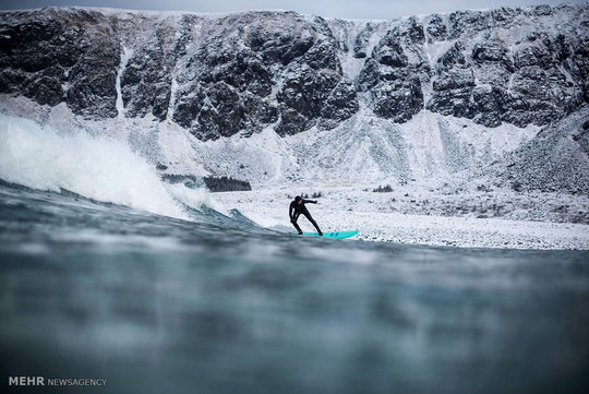 گروهی از موج سواران با سفر به جزایر رلوفوتن در نروژی در سرمای منفی ۱۳ درجه به موج سواری پرداختند.