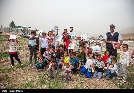 جنگ شادی،طرح عیدانه کتاب و رونمایی از عروسک(کاکه) توسط کانون پرورش فکری کودک و نوجوان کرمانشاه در مناطق زلزله زده کرمانشاه برگزار شد.