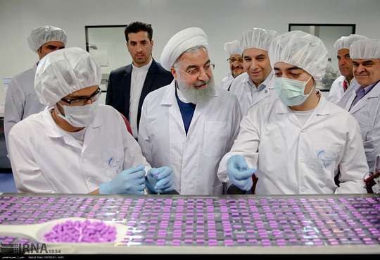  حضور روحانی در آزمایشگاه شرکت داروسازی تهران شیمی