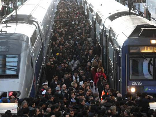 اعتصاب گسترده خدمه راه آهن دولتی در فرانسه، شبکه ریلی این کشور را دچار اختلال کرد.