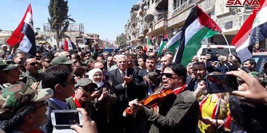 ساکنان شهرک «حرستا» در غوطه شرقی دمشق با برگزاری تجمعی ضمن برگزاری جشن و پایکوبی به دلیل آزادسازی این شهرک، حمایت خود از ارتش سوریه را اعلام کردند.