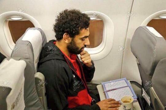   محمد صلاح ستاره مسلمان و مصری لیورپول در پرواز تیمش در حال تلاوت قرآن کریم 