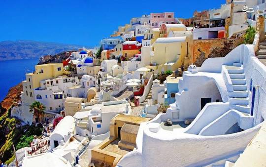 جزیره سنتورینی (Santorini) که در200 کیلومتری کشور یونان در دریای اژه قرار دارد. جمعیت این جزیره کمتر از 15000 نفر می باشد و به خاطر محلی که جزیره واقع شده و رنگ خانه های آن معروف شده است. 