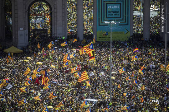 تظاهرات‌کنندگان خواستار آزادی رهبران کاتالونیا شدند. در پی برگزاری همه‌پرسی جدایی در سال ۲۰۱۷، مادرید با غیرقانونی خواندن آن، شماری از مقامات کاتالونیا را بازداشت کرد.