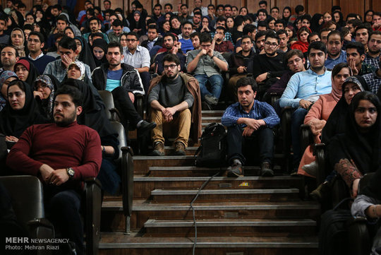 فیلم سینمایی به وقت شام در دانشکده فنی دانشگاه تهران با حضور عوامل فیلم و خانواده شهدا اکران شد.
