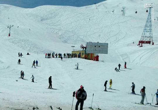  استفاده اسکی بازان و مردم از پیست اسکی دیزین تهران پس از بارش برف در فروردین ماه 97