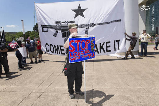 تظاهرات ساکنان دالاس واقع در ایالت تگزاس در مقابل محل برگزاری نشست انجمن ملی اسلحه آمریکا برای تشدید قوانین کنترل اسلحه.