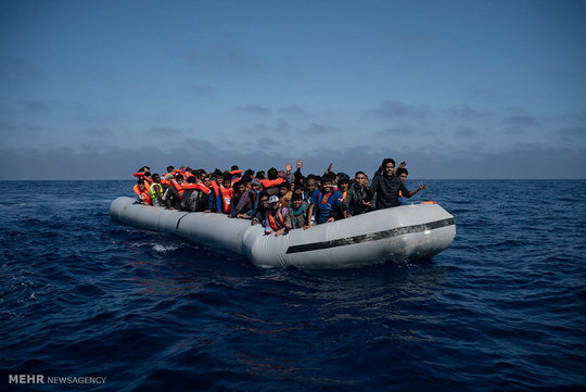 نجات پناهجویان از دریا/
اعضای یک سازمان مردم نهاد اسپانیایی، ده ها پناهجوی سرگردان در دریا را در نزدیکی سواحل لیبی نجات دادند