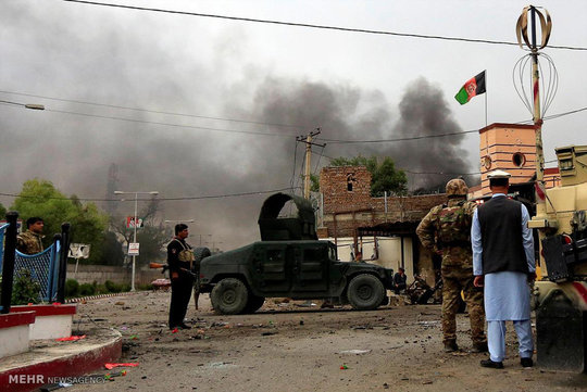 در حمله مردان مسلح به یک اداره دولتی در شهر جلال آباد افغانستان دست کم ۴ نفر کشته و ۲۰ تن دیگر زخمی شدند.