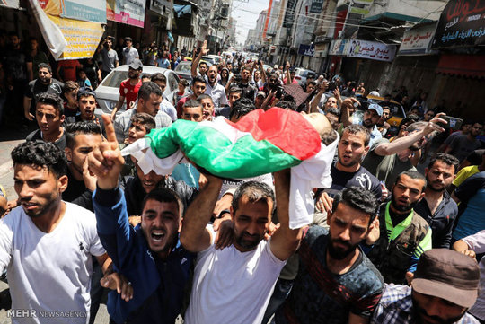 خانواده های فلسطینی پیکر شهدای اعتراضات نوار غزه به گشایش سفارت آمریکا در بیت المقدس را تشییع کردند.