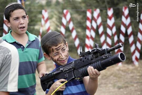 صهیونیستها کودکان خود را به طور هدفمند با تجهیزات جنگی آشنا می کنند تا آنها در آینده به حضور در ارتش رژیم صهیونیستی و قتل فلسطینی ها ترغیب شوند.