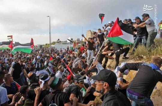 هزاران شهروند لبنانی در حمایت از مردم مظلوم فلسطین در پی کشتار بی‌رحمانه رژیم صهیونیستی و اقدام آمریکا مبنی بر انتقال سفارت این کشور تظاهرات گسترده‌ای برگزار کردند.