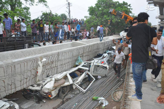 ریزش پل بتنی در هند جان 18 تن را گرفت و بیش از 50 نفر را زخمی کرد، این حادثه در نزدیکی ایستگاه قطار «وارانانی » در ایالت اوتارپرداش رخ داده است.