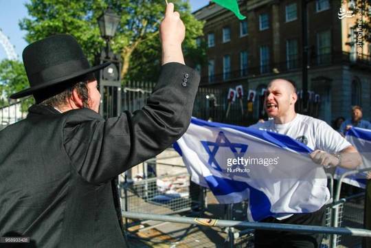 در حاشیه تظاهرات مردم لندن علیه کشتار مردم مظلوم فلسطین توسط رژیم اشغالگر قدس، درگیری لفظی یک خاخام یهودی ضد اسرائیلی با یکی از حامیان رژیم صهیونیستی سوژه عکاسان شد.