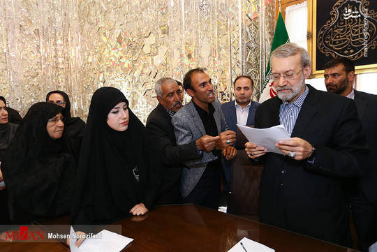 جمعی از خانواده های شهدای حادثه تروریستی ۱۷ خرداد مجلس شورای اسلامی با علی لاریجانی دیدار و گفتگو کردند.