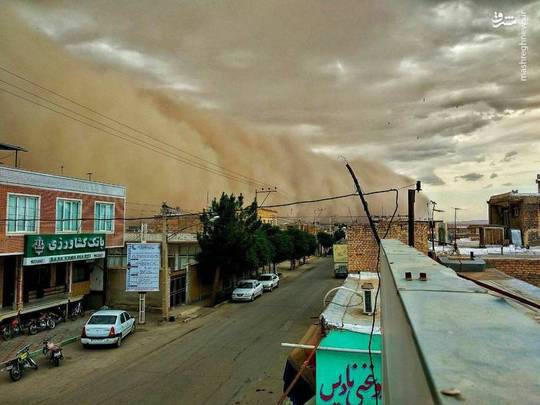 تصویری دیدنی از لحظه ورود طوفان به شهر ابوزیدآباد از توابع آران و بیدگل

