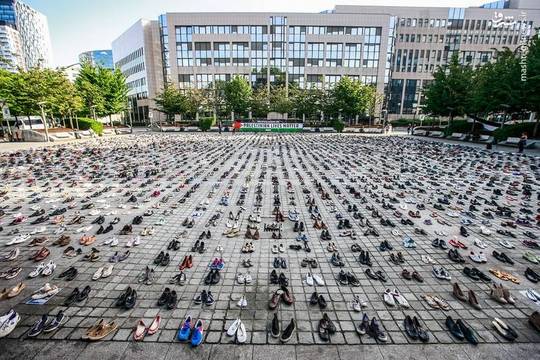 فعالان حامی فلسطین روزگذشته به منظور جلب توجه جهانیان به سمت رنج و محنت های فلسطینیان،4500 جفت کفش مقابل مقر شورای اتحادیه اروپا در بروکسل قرار دادند.