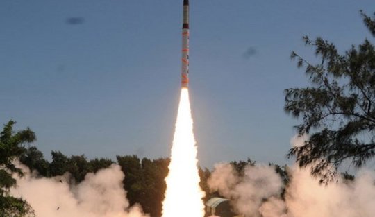 هند توانست یک موشک بالستیک قاره‌پیمای زمین به زمین با قابلیت حمل کلاهک اتمی را با موفقیت آزمایش کند.
