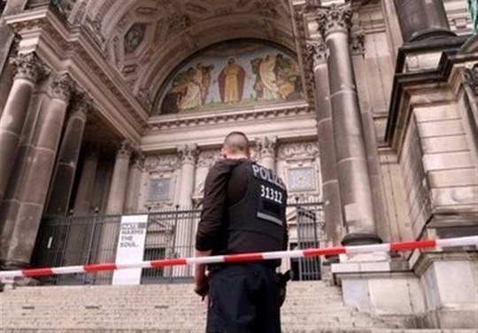 رسانه‌های آلمانی گزارش دادند که پلیس این کشور یک مرد را در کلیسای جامع برلین هدف گلوله قرار داده است این مرد به سمت کلیسا هجوم برده است.
