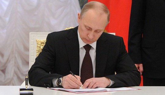 ولادیمیر پوتین رییس جمهور روسیه قانونی را امضا کرد که توسط نمایندگان مجلس برای مقابله با تحریم‌های آمریکا علیه مسکو تصویب شده بود.
