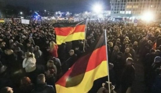 ده‌ها نفر با تجمع مقابل پارلمان آلمان، سفر بنیامین نتانیاهو نخست وزیر رژیم صهیونیستی به برلین را محکوم کردند.
