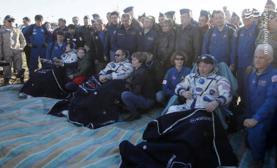 کپسول فضایی سایوز حامل سه فضانورد آمریکایی، روس و ژاپنی همراه یک توپ فوتبال در ساعت ۶:۳۹ دقیقه عصر به وقت محلی در قزاقستان فرود آمد.
