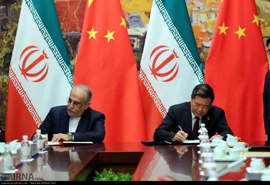 جمهوری اسلامی ایران و جمهوری خلق چین در چینگدائو پکن در حضور روسای جمهوری ایران و چین و توسط مقامهای ارشد دو کشور چهار سند همکاری امضا کردند.