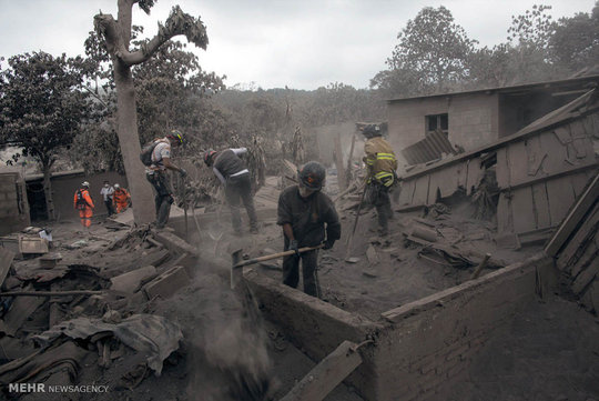 خاکستر و گاز خطرناک منتشر شده در مناطق اطراف آتشفشان فوئگوی گواتمالا موجب شده تا دور جدیدی از تخلیه روستاهای اطراف آغاز شود. شمار کشته شدگان فوران آتشفشان به ۱۰۹ نفر رسیده است.