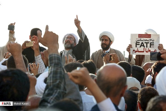جمعی از مردم و طلاب،  با برگزاری تجمعی در مقابل دفتر رئیس مجلس شورای اسلامی در قم، مخالفت خود را با ارائه لایحه FATF اعلام کردند.