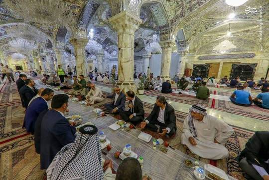 حرم مطهر حضرت علی(ع) در ماه مبارک رمضان با برپایی سفره افطاری در صحن حضرت زهرا(س) از زائران و مجاوران پذیرایی می‌کند.