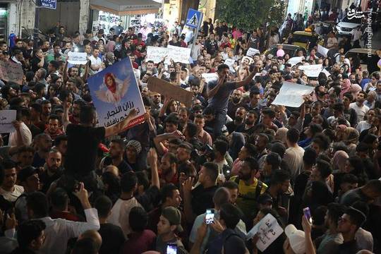 ساکنان شهر رام الله با برپایی تظاهراتی گسترده در میدان مناره، خواستار لغو فوری مجازات‌های تشکیلات خودگردان بر نوار غزه شدند.