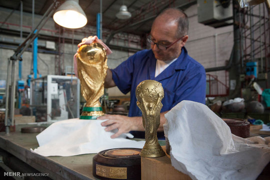 هر ۴ سال یکبار، در کارگاهی در نزدیکی میلان ایتالیا یک کپی برنجی از نسخه اصلی جام جهانی فوتبال که در سال ۱۹۷۰ طراحی شده ساخته می شود تا به تیم قهرمان آن دوره جام جهانی اهدا شود.