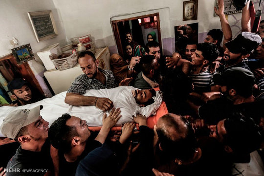 نظامیان رژیم اشغالگر قدس به سوی گروهی از جوانان فلسطینی در گذرگاه کارنی آتش گشودند و احمد ابوخضر جوان ۲۴ فلسطینی را به شهادت رساندند.