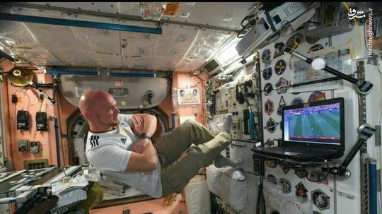 آلکساندر گرست،که یک فضانورد آلمانی و سرشناس به حساب می آید در هنگام بازی و یک اتفاق جالب توجه شکست تیم ملی کشورش مقابل مکزیک را از فضا و در حالتی ایستاده تماشا کرد.