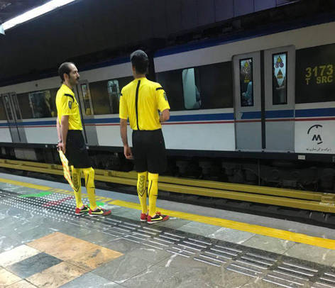 در اقدامی جالب، دو نفر از ماموران مترو با پوشیدن لباس داوران فوتبال، با رد شدن مسافران از خطوط زرد لبه سکو، سوت زده و آنها را به عقب باز می‌گردانند.