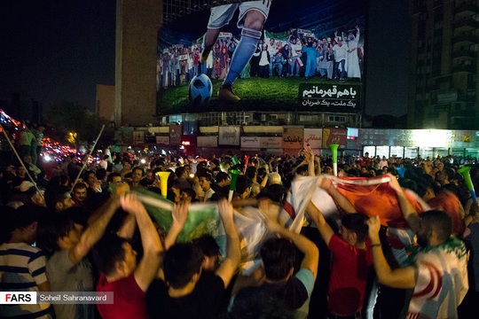 مردم تهران بعد از دیدار غرور آفرین تیم فوتبال کشورمان مقابل تیم پر ستاره پرتغال با حضور در خیابان‌ها از کادرفنی و بازیکنان تیم ملی قدردانی کردند.