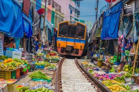 قطار شهری Maeklong در کشور تایلند در روز چند بار از وسط بازار دستفروش های میوه، سبزیجات و مرغ و ماهی عبور می‌کند.