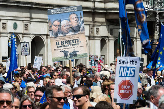 بیش از صدهزار نفر از مخالفان جدایی انگلیس از اتحادیه اروپا، در دومین سالگرد همه‌پرسی جدایی از همه‌ شهرهای این کشور به لندن آمده و تجمع اعتراضی کردند.