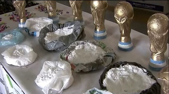 نیروهای پلیس آرژانتین محموله مواد مخدر را که در مجسمه‌های جام جهانی فوتبال جاسازی شده بود توقیف کردند.
