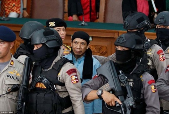 عبدالرحمان ۴۶ ساله پایه‌گذار و رهبر معنوی گروه جماعت انصار دولت (جماعة أنصار الدولة) است که از گروه‌های هوادار داعش در اندونزی به شمار می‌رود و به اعدام محکوم شد.