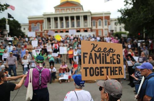 سیاست جدید مهاجرتی دولت ترامپ مبنی بر بازداشت و جداسازی کودکان پناهجویان از والدینشان اعتراضات شهروندان آمریکایی را درپی داشت.