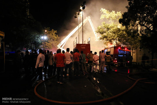 آتش سوزی در خیابان امیرکبیر تهران باعث حضور گسترده مردم و کسبه،نیروهای خدماتی و انتظامی در محل حادثه شد.