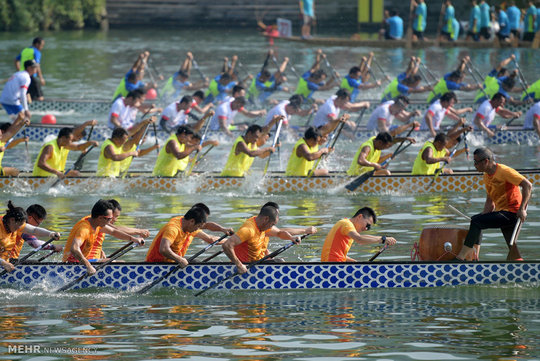 شرکت کنندگان در مسابقات قایق رانی دراگون بوت در رودخانه جینجیانگ چین به رقابت پرداختند.