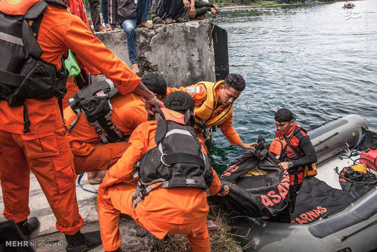 به دنبال غرق شدن یک کشتی مسافری در دریاچه ای در سوماترای اندونزی، بیش از ۱۰۰ تن از مسافران این کشتی همچنان مفقود هستند.