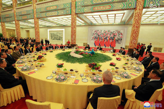  ناهار کاری «اون» در چین
در حاشیه سفر «کیم جونگ اون» رهبر کره شمالی به کشور چین.